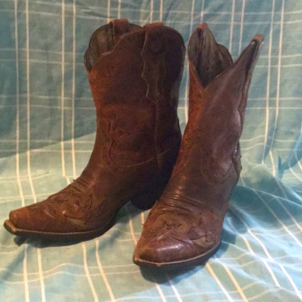 Ariat Women’s cowboy boots size 7.5.Shorter style boot